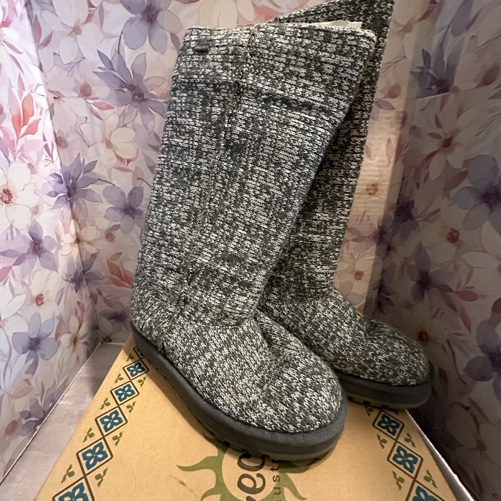 Skechers Keepsake Alias Knit Pull-on Gray and White Tall Shaft Boots Size 8.5M